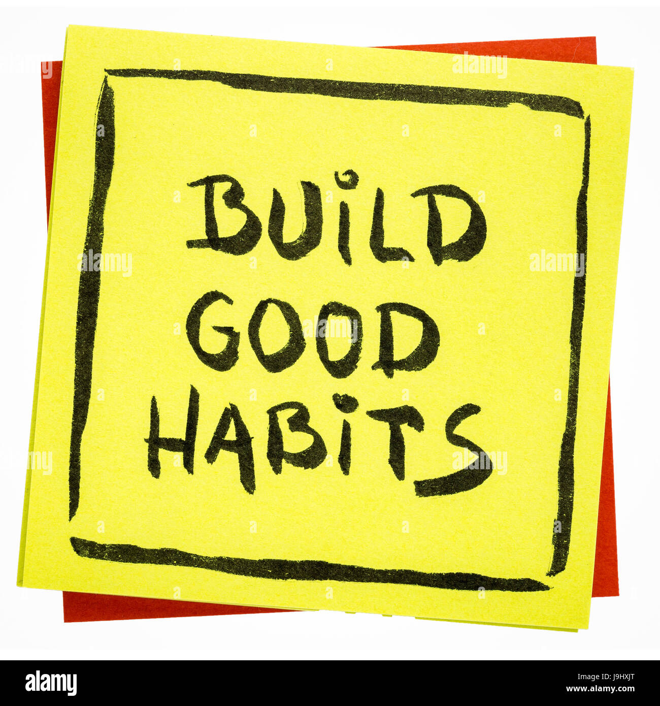 Costruire delle buone abitudini consigli di ispirazione o promemoria - scrittura isolato su un foglietto adesivo Foto Stock