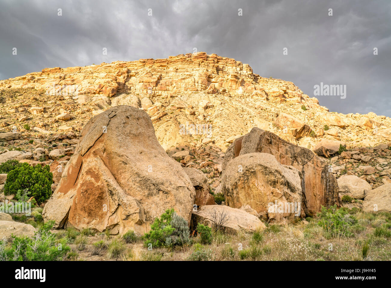 Prenota Cliffs sotto nuvole temporalesche - Il paesaggio del deserto di Eastern Utah con rocce e massi Foto Stock