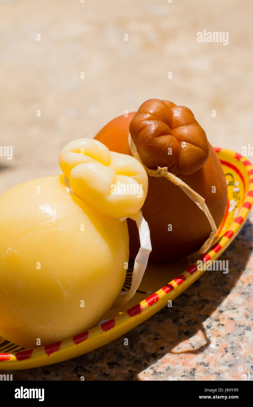Tradizionale formaggio duro italiano Provolone Caciocavallo, bianco e affumicato, pronto a mangiare Foto Stock