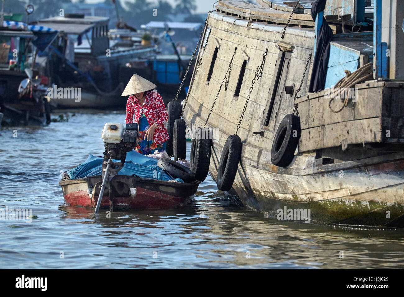 Donna in barca a Cai Rang mercato galleggiante, Can Tho, Delta del Mekong, Vietnam Foto Stock