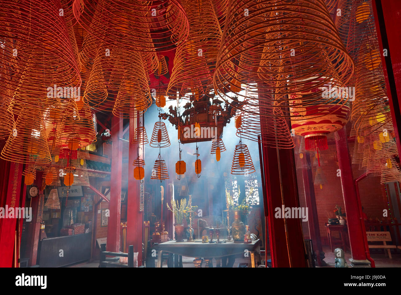 Fumo e bobine di incenso, all'interno di ONGS Pagoda, Can Tho, Delta del Mekong, Vietnam Foto Stock