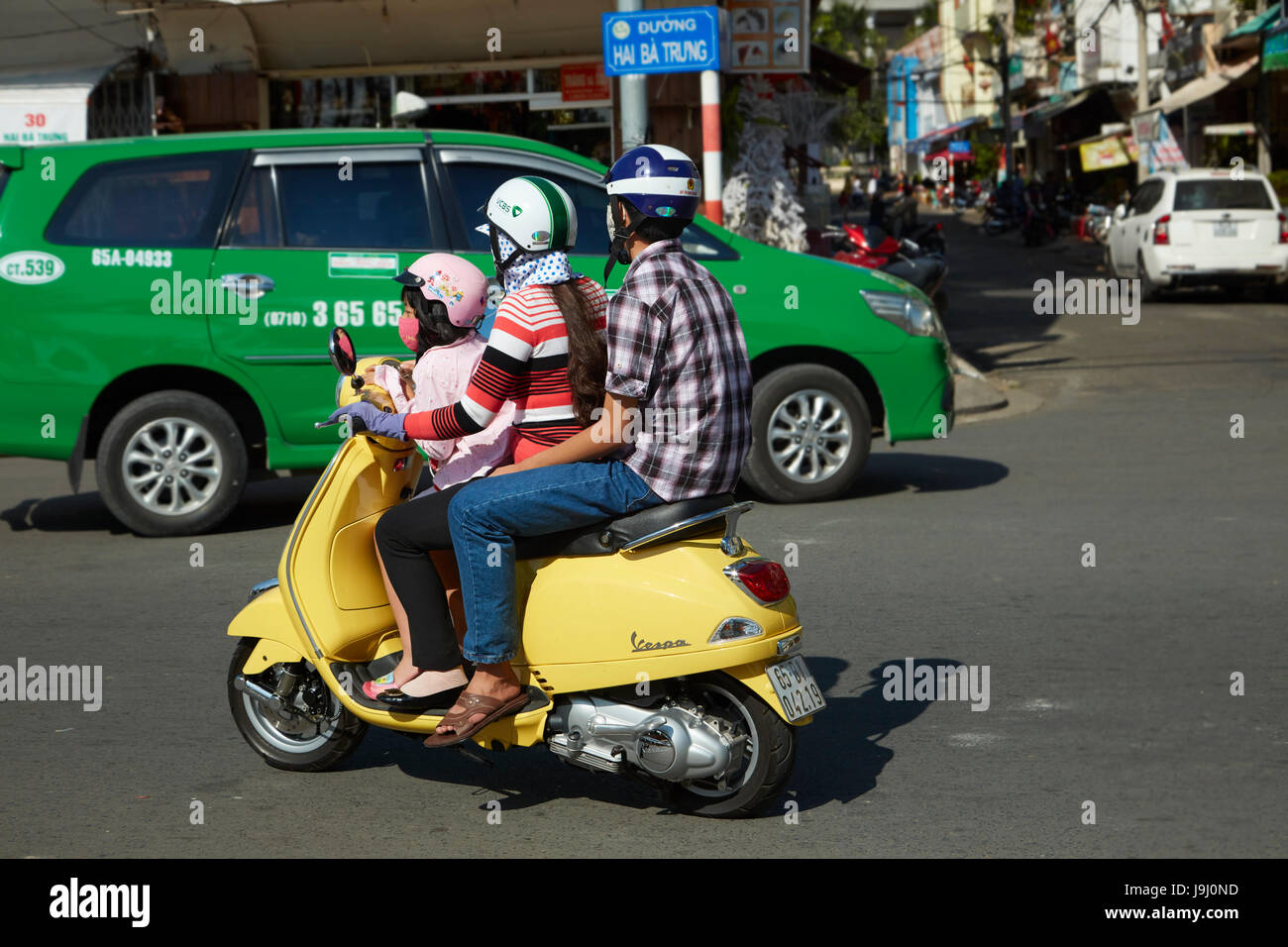 Famiglia su scooter Vespa, Can Tho, Delta del Mekong, Vietnam Foto Stock