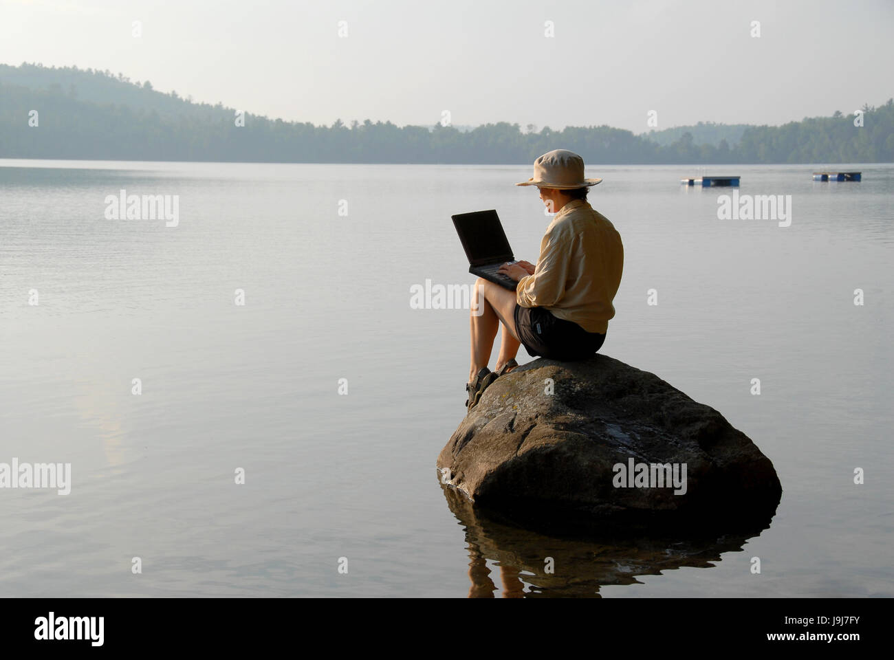 Donna, laptop, notebook, computer, computer, ridere, risate, ridere, twit, Foto Stock