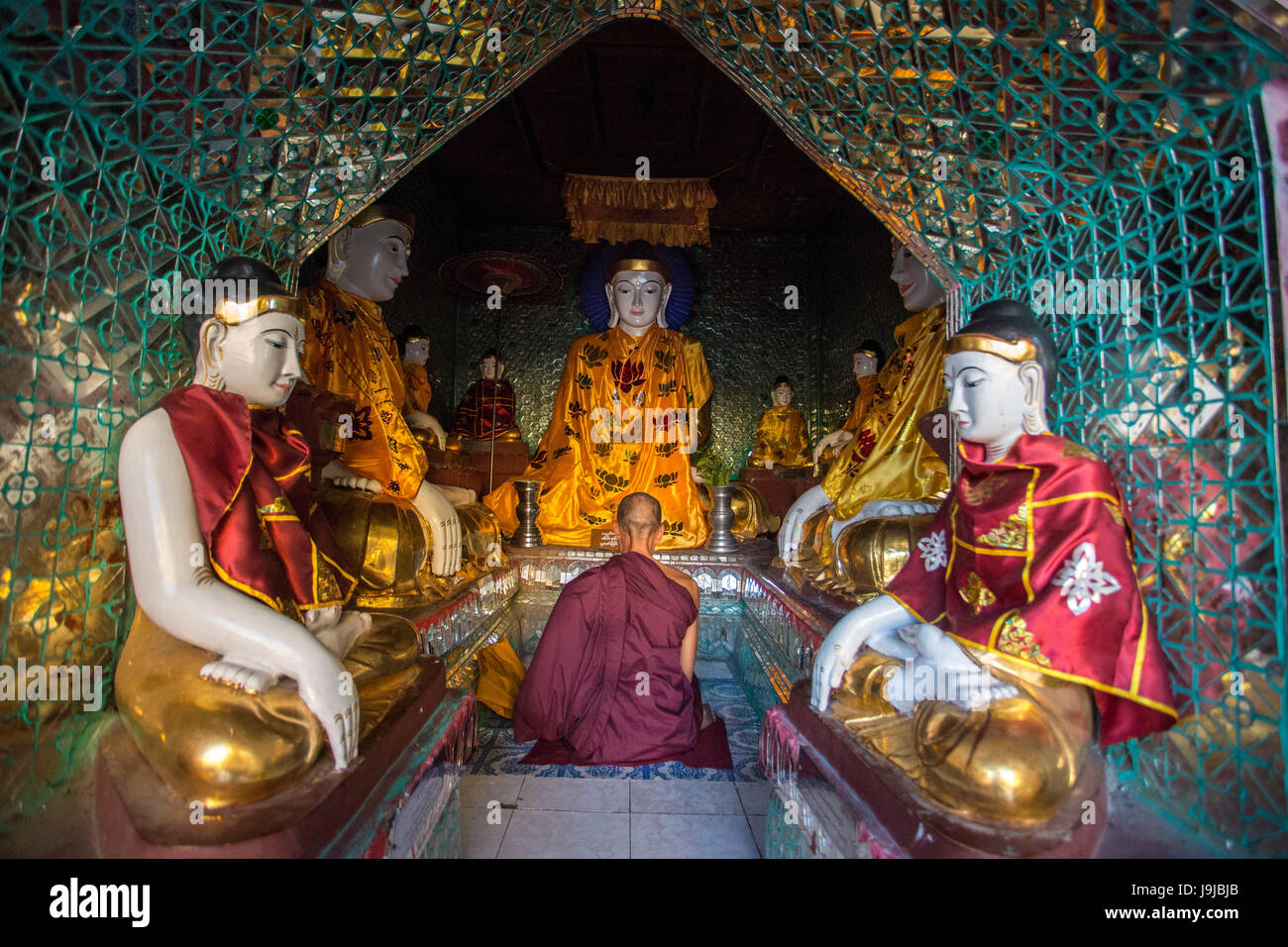 Myanmar, citta' di Yangon, Shwedagon pagoda, pregando, Foto Stock