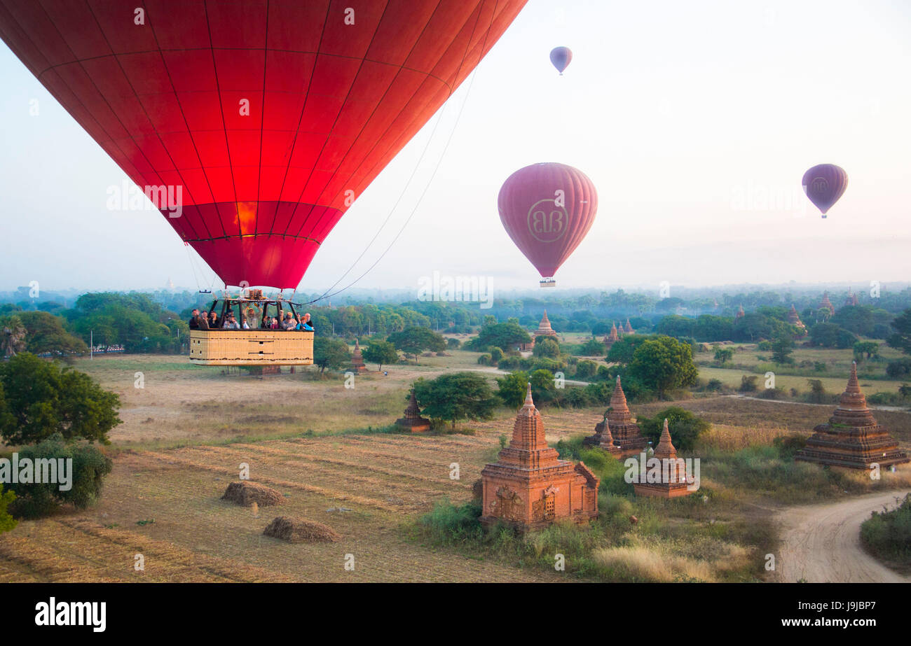 Myanmar Mandalay provincia, città di Bagan, palloncini di sunrise al di sopra di Bagan Foto Stock