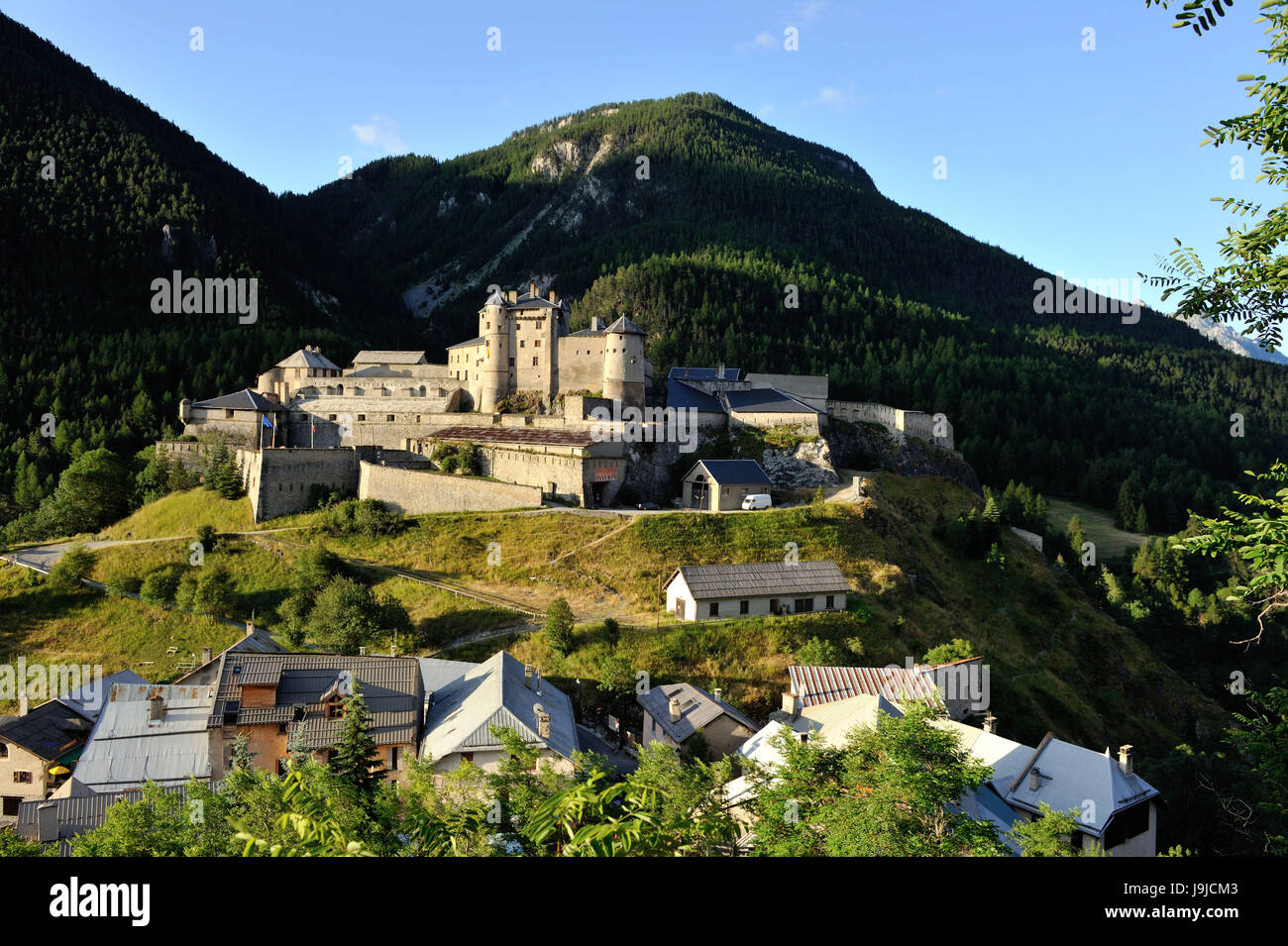 Francia, Hautes-Alpes, Parc Naturel Regional du Queyras, villaggio di Chateau Queyras, castello Foto Stock