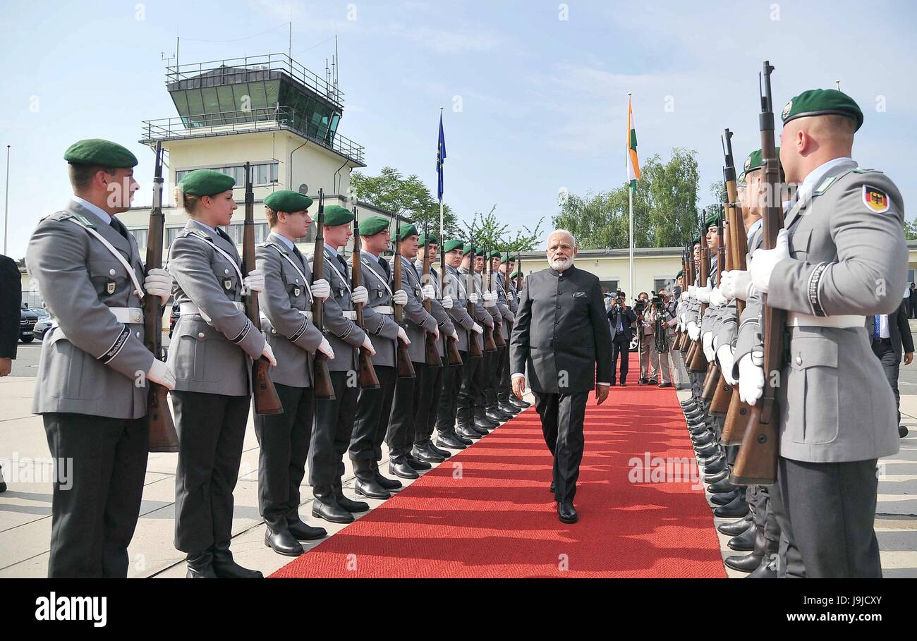 Primo Ministro indiano Narendra Modi passeggiate passato il tedesco della guardia d'onore che si prepara a partire per la Spagna dopo una visita di due giorni in Germania, il 30 maggio 2017 a Berlino, Germania. Modi è su una quattro giorni di viaggio all'estero attraverso l'Europa. Foto Stock