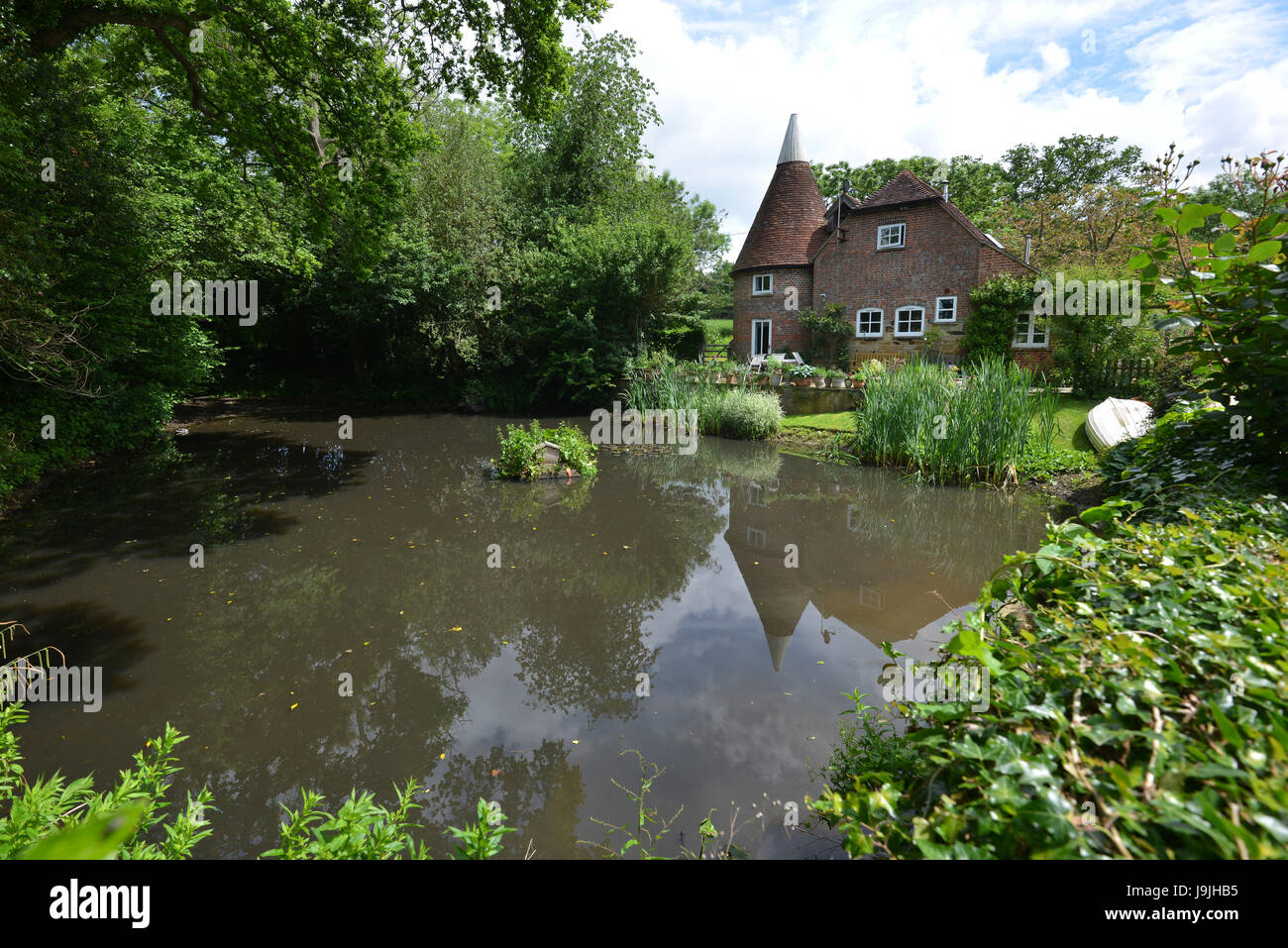 Sussex oast casa e giardino Foto Stock