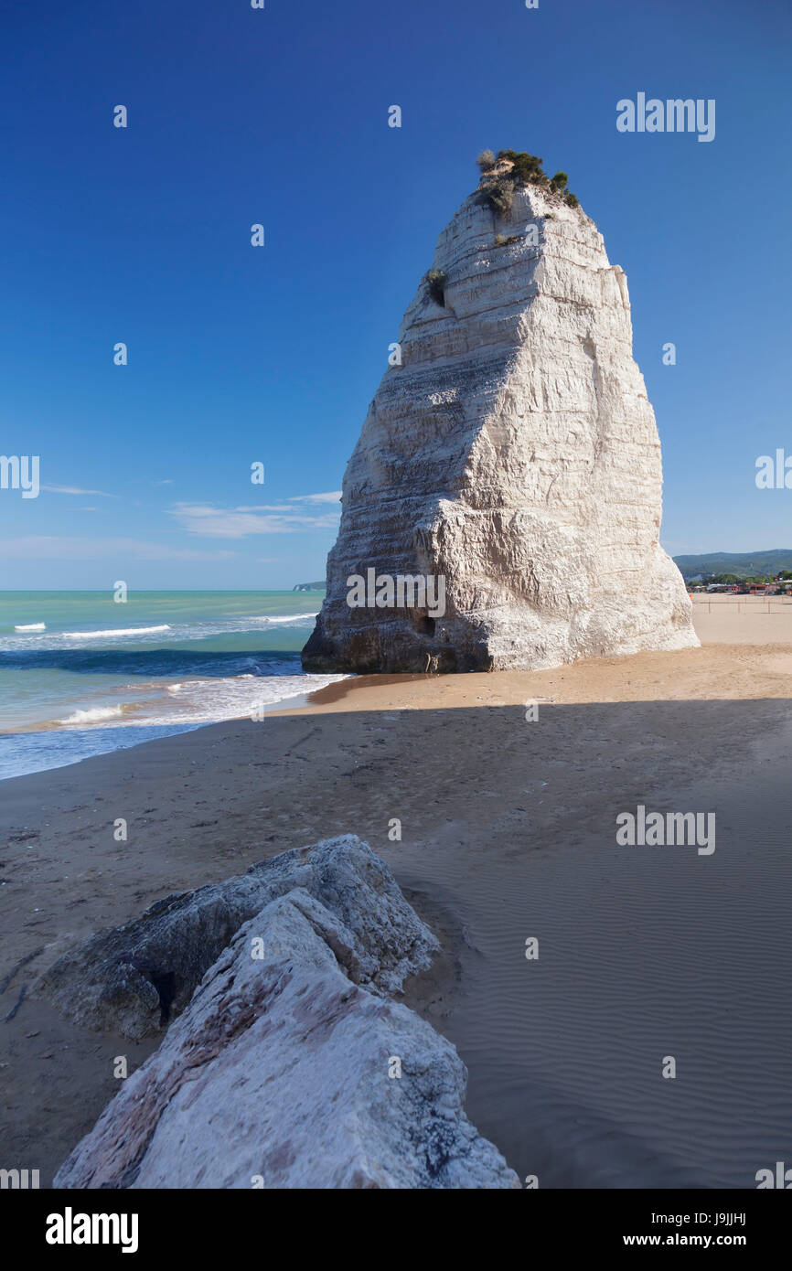 Pizzomunno rocce di calcare sulla spiaggia di Castello, Vieste del Gargano in provincia di Foggia, Puglia, Italia Foto Stock