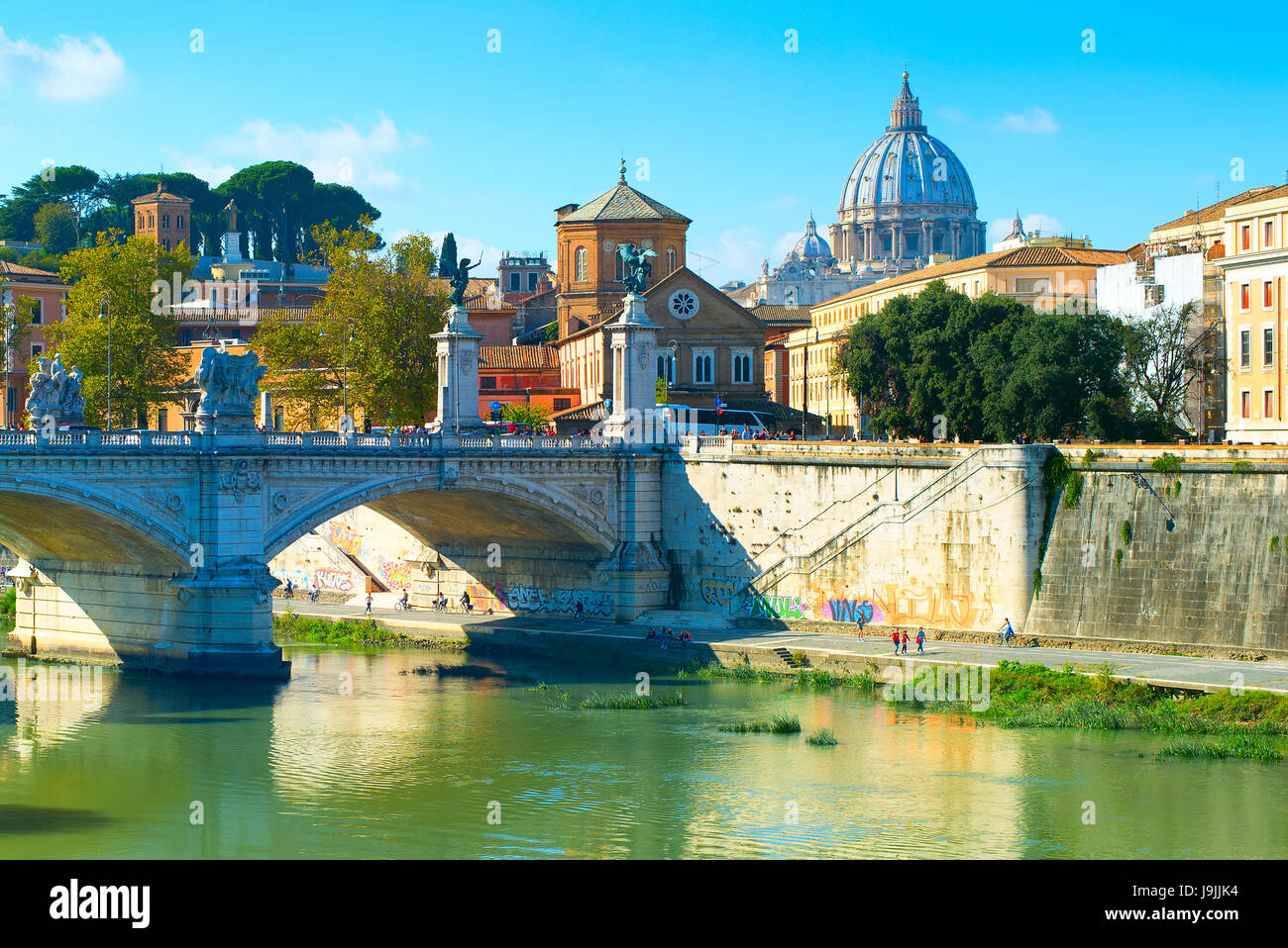 Vista del Tevere e la cattedrale di San Pietro in Vaticano. Roma, Italia Foto Stock