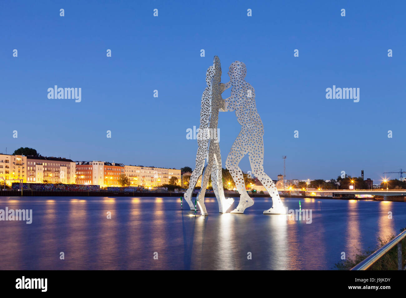 Molecola di scultura uomini, la Sprea, Treptow, Berlino, Germania Foto Stock