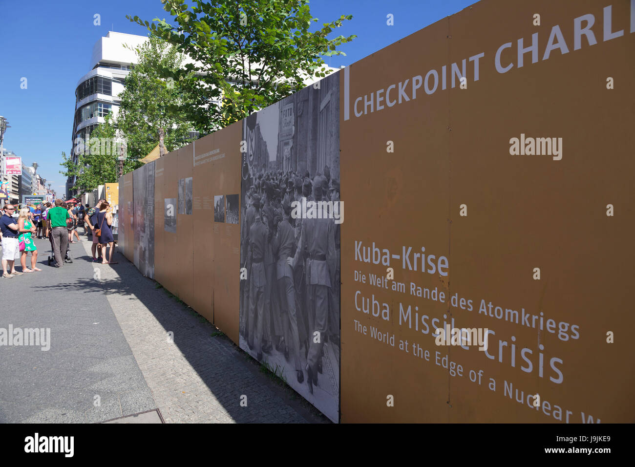 Documentazione per il Muro di Berlino, il Checkpoint Charlie, Berlin, Germania Foto Stock