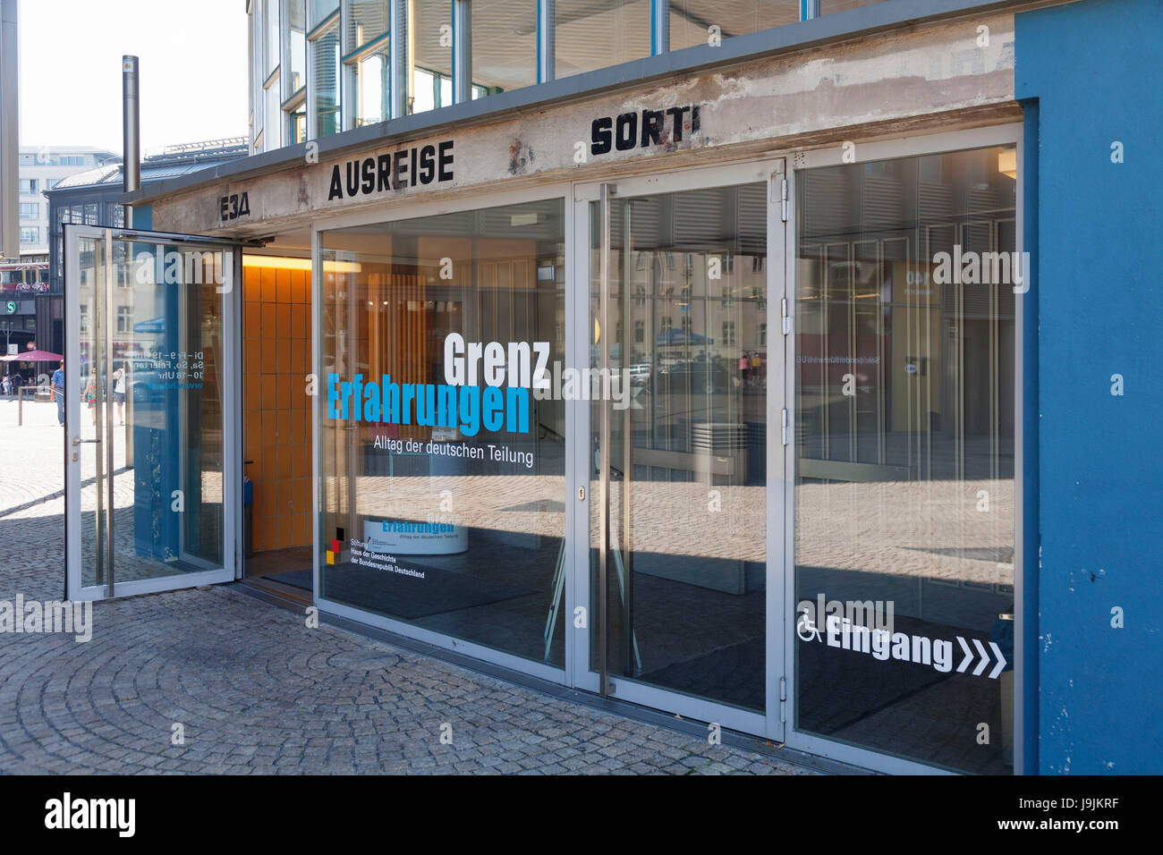 Esperienza liminare, la vita quotidiana della divisione tedesca, mostra nella Tränenpalast (border crossing), il tedesco di casa della storia della Repubblica Federale, Berlino, Germania Foto Stock