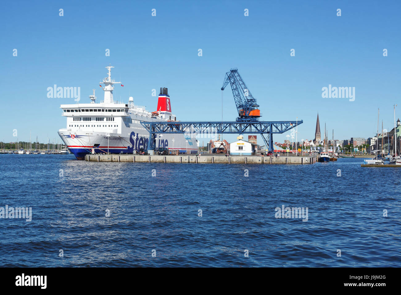 L'Europa, Germania, Meclemburgo-Pomerania occidentale, Rostock, nave traghetto nel porto cittadino con la Chiesa di San Pietro presso il cantiere Warnow Foto Stock