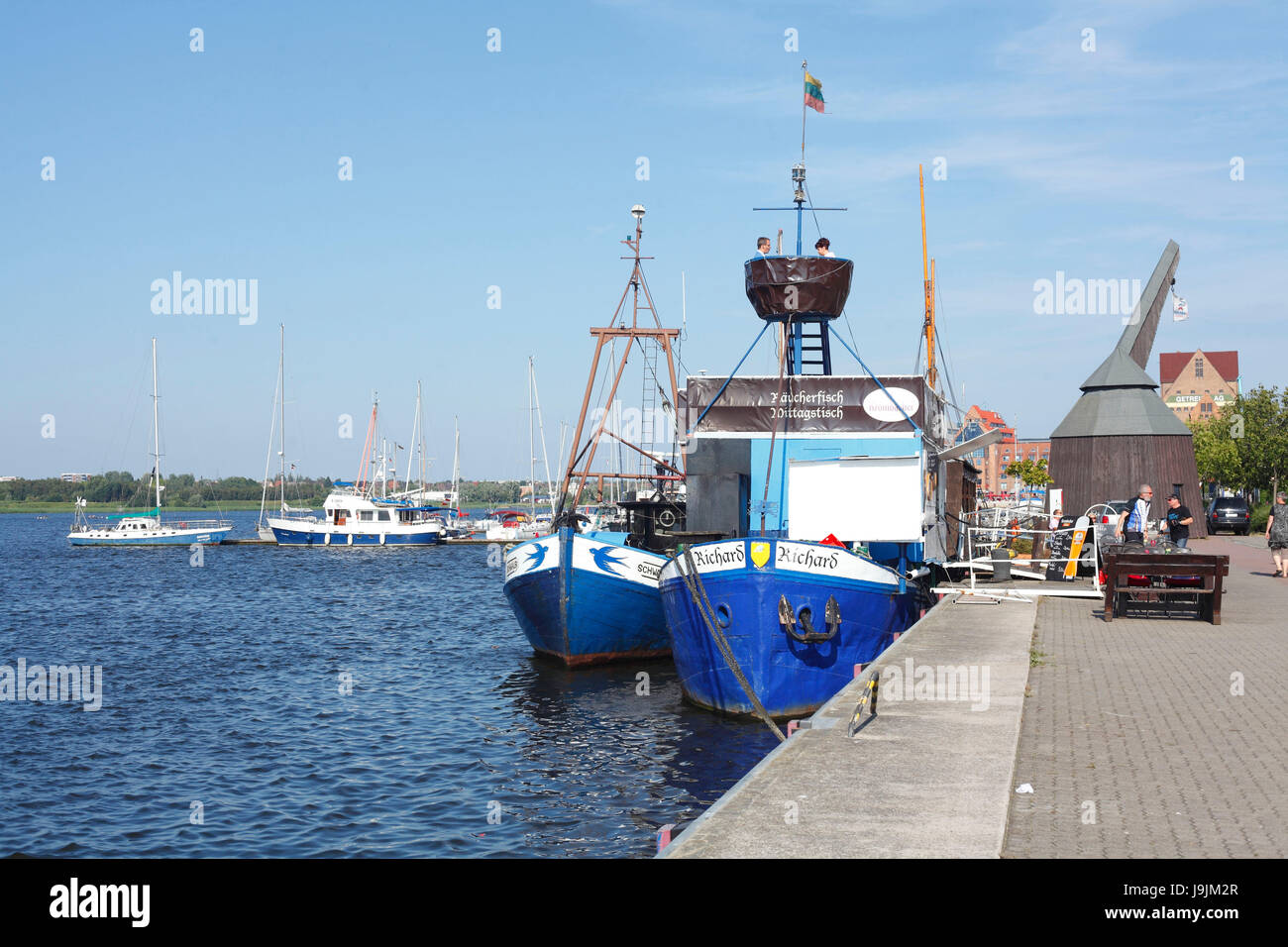 L'Europa, Germania, Meclemburgo-Pomerania occidentale, Rostock, taglierina di pesce con pesce-vendita al Warnow Foto Stock