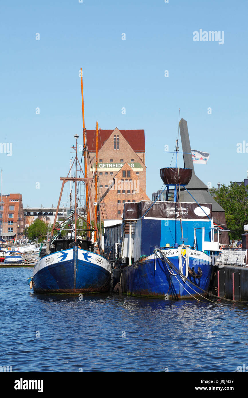 L'Europa, Germania, Meclemburgo-Pomerania occidentale, Rostock, taglierina di pesce con pesce-vendita al Warnow Foto Stock