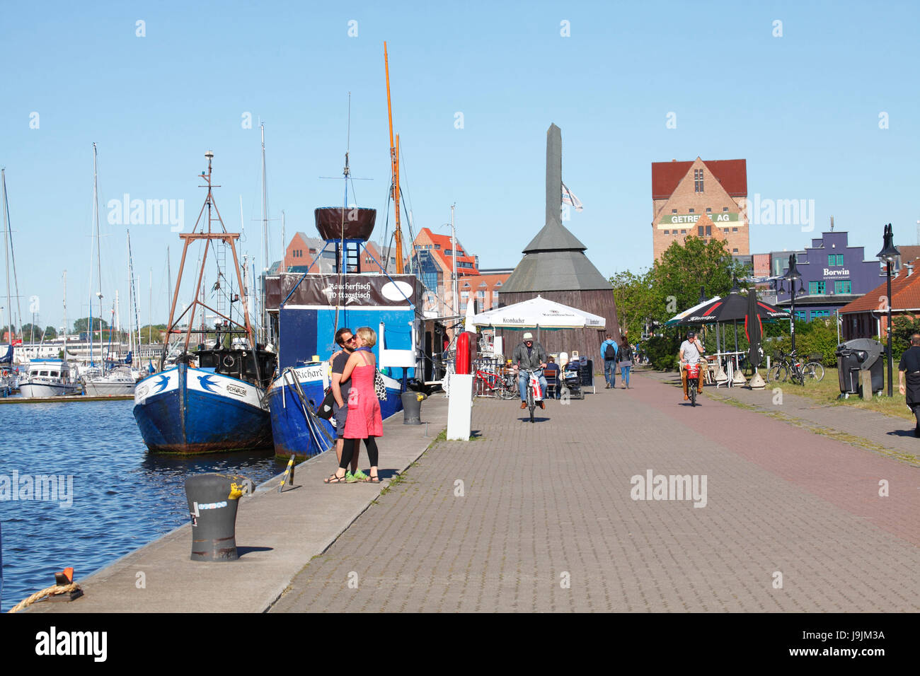 L'Europa, Germania, Meclemburgo-Pomerania occidentale, Rostock, taglierina di pesce con pesce-vendita al Warnow, turistico, Foto Stock