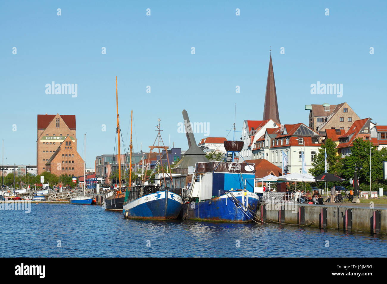 L'Europa, Germania, Meclemburgo-Pomerania occidentale, Rostock, taglierina di pesce con pesce-vendita al Warnow Foto Stock