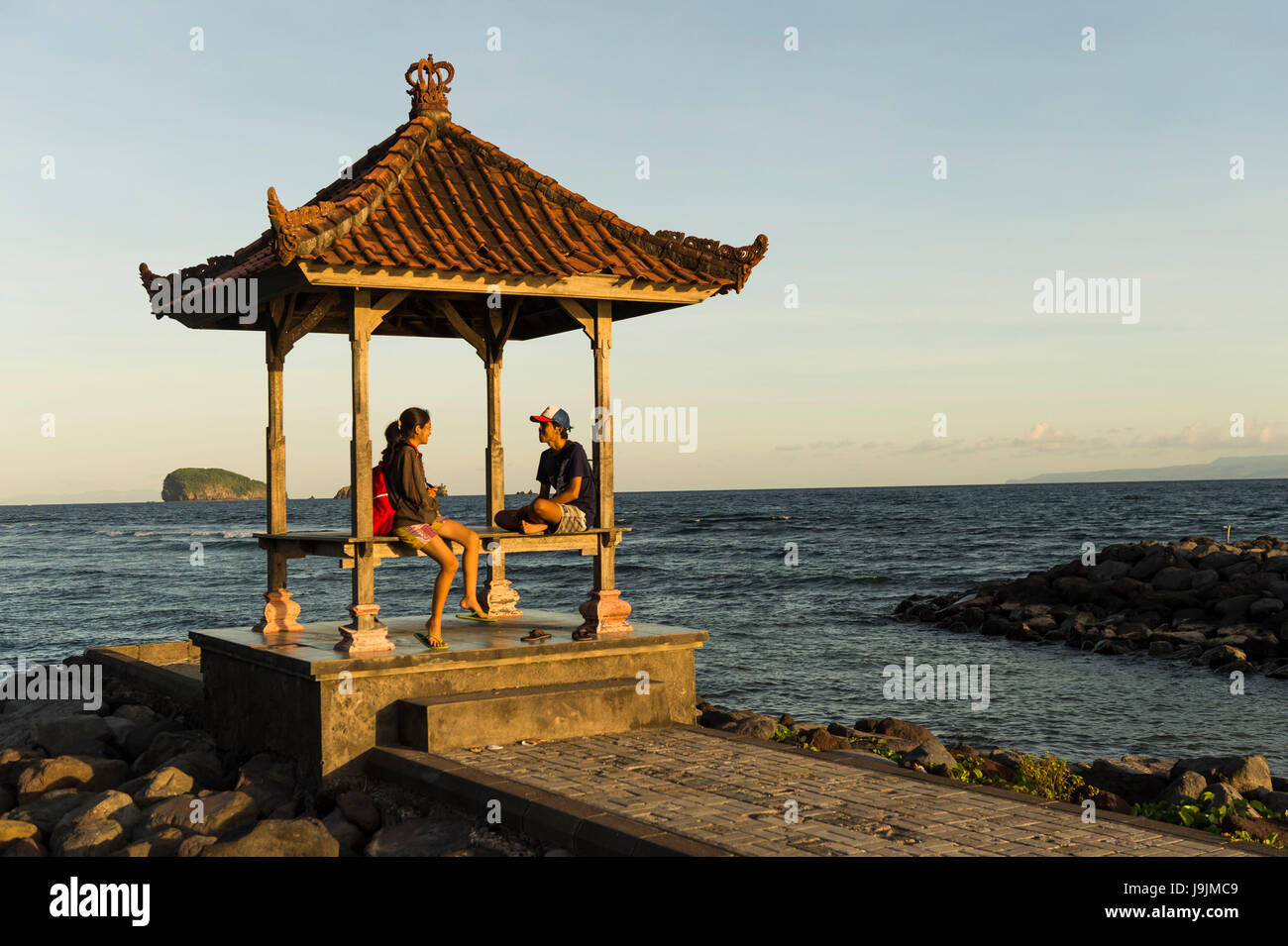 Il mare di fronte Candi Dasa con Gili Mimpang e Gili Tepekong Foto Stock