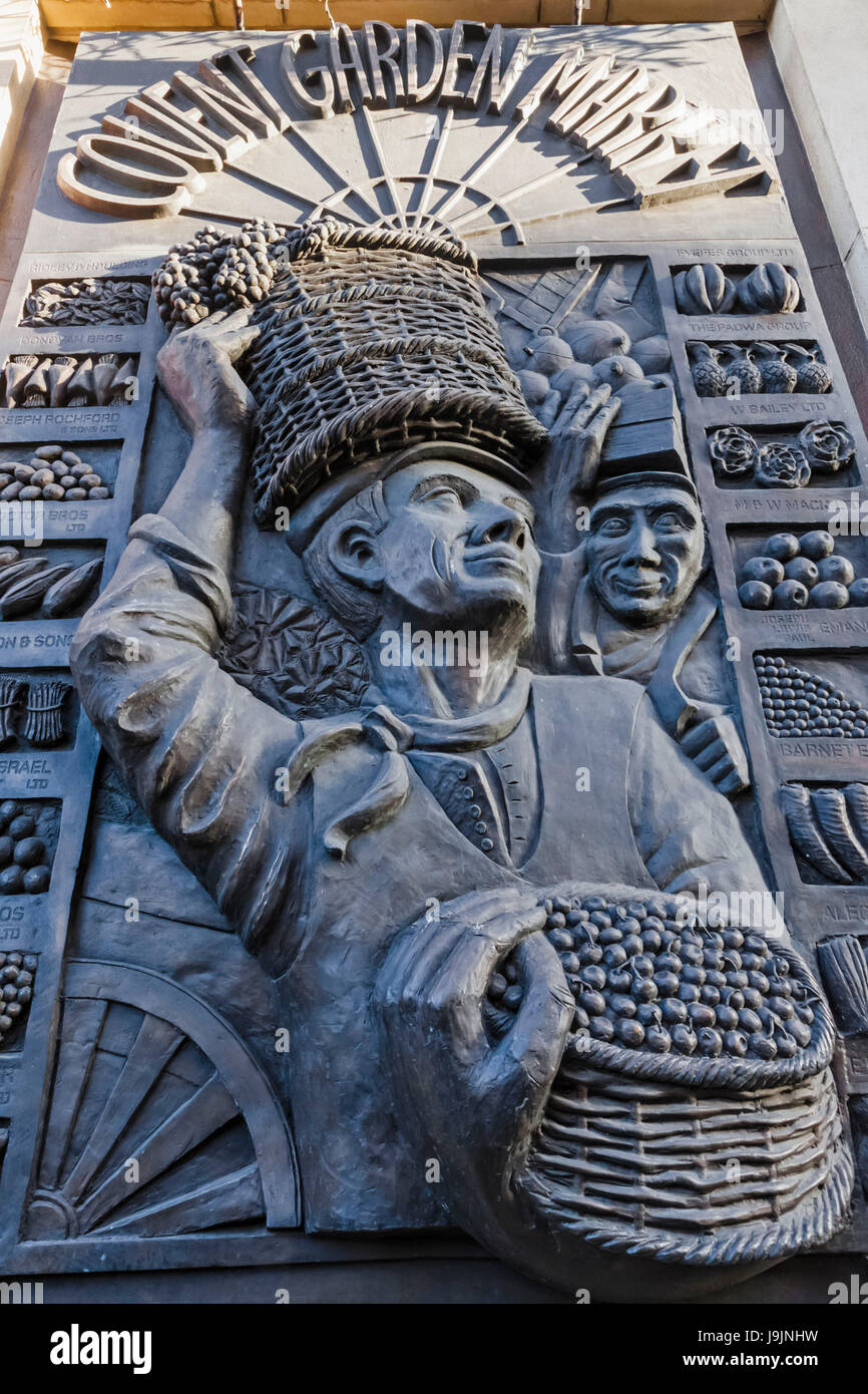 Inghilterra, Londra Covent Garden, lapide raffigurante tradizionale attività di mercato Foto Stock