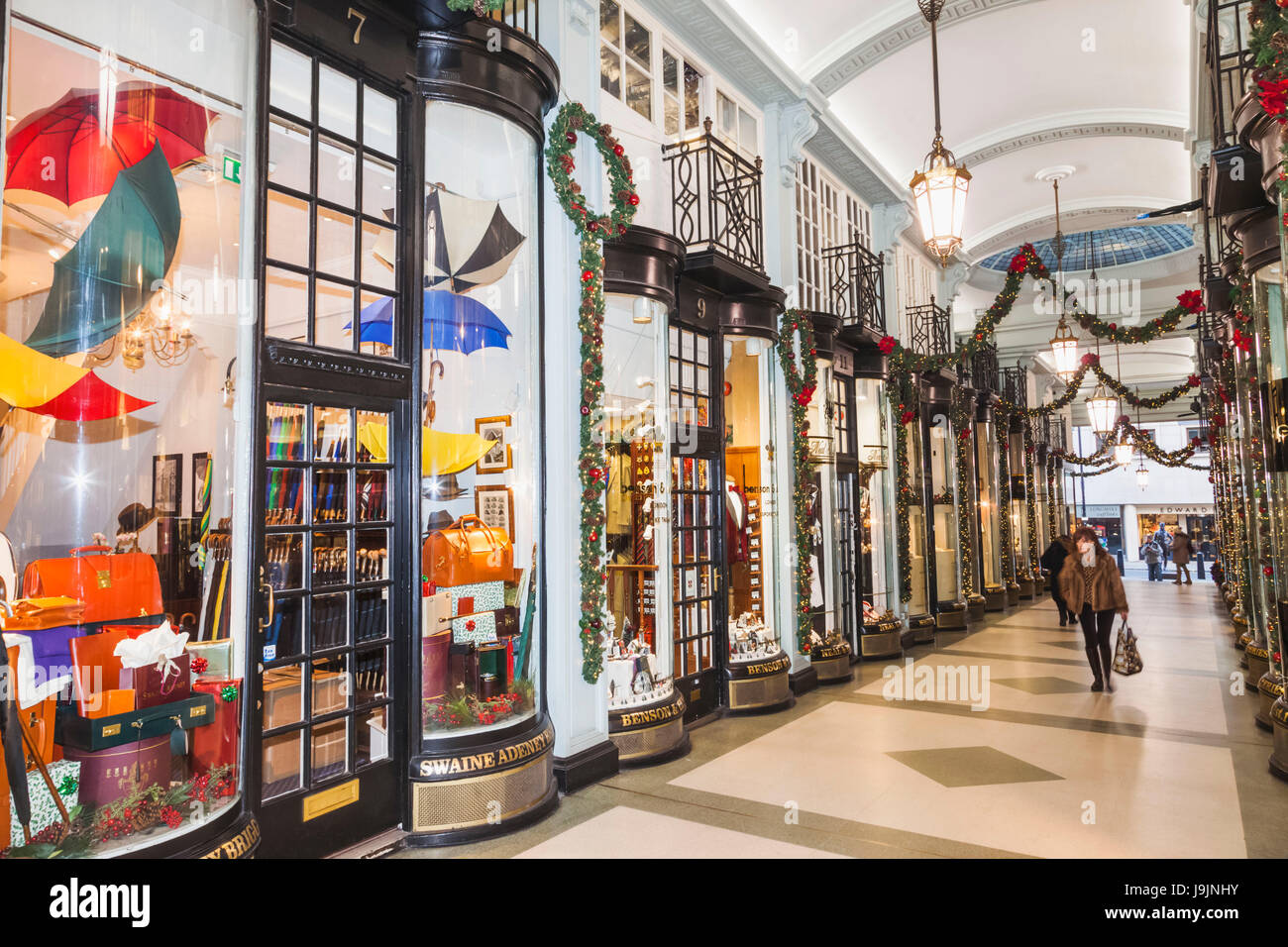 Inghilterra, Londra, Piccadilly, Piccadilly Arcade e statua di Beau Brummell Foto Stock