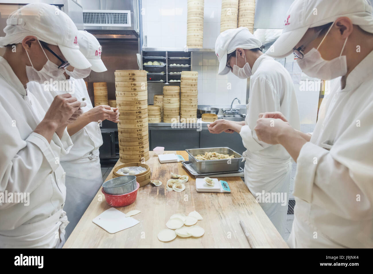 Cina, Hong Kong Causeway Bay, il Ristorante Chefs rendendo gnocchi Foto Stock