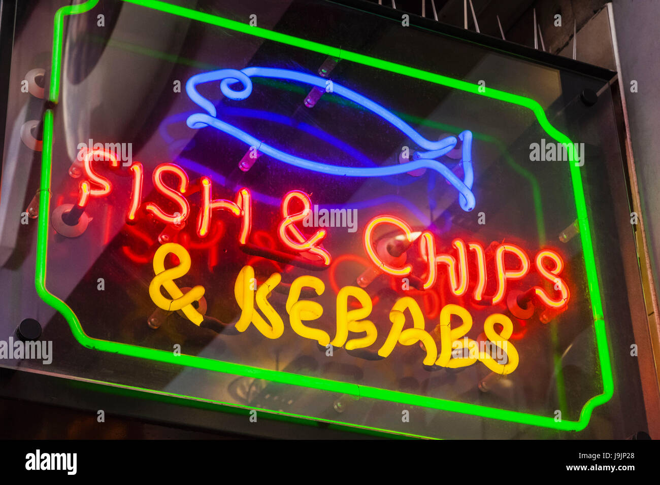 Inghilterra, Londra, Neon pesce e patatine e segno di Kebab Foto Stock