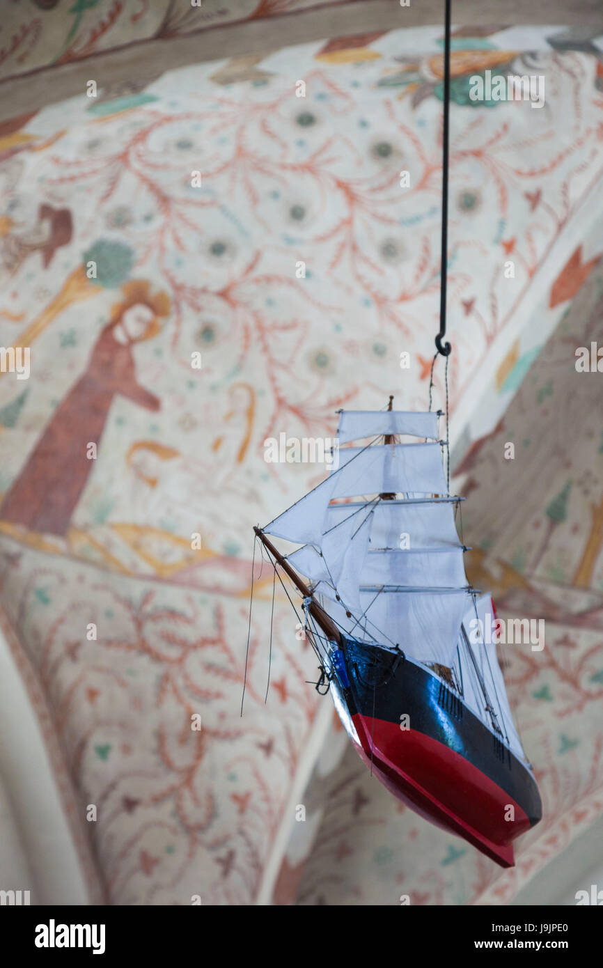 Danimarca, Mon, Elmelunde, Elmelunde Kirke Chiesa, XI secolo, affreschi interni e modelli di nave Foto Stock