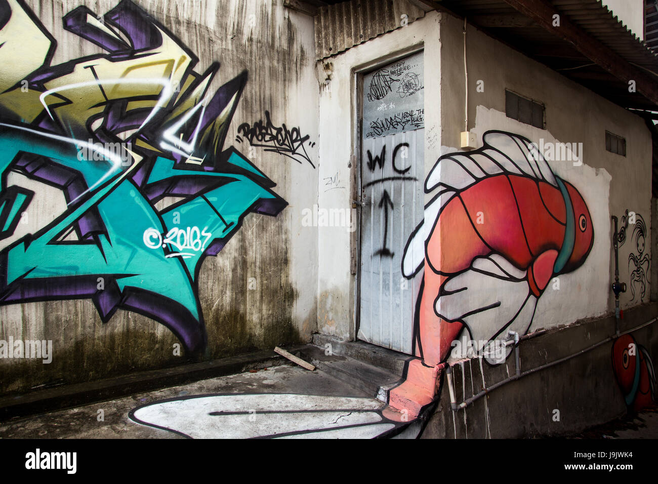 Al di fuori dei servizi igienici o di latrina reso più interessante con la creatività che ha la precedenza e graffiti o l'arte al muro che copre il W.C. edificio in Bali Foto Stock