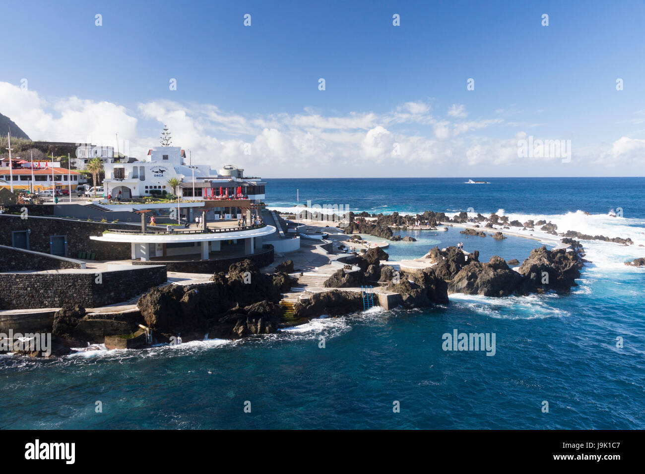 Piscine naturali di roccia che è stato trasformato in un complesso balneare che offre un esperienza exhilerating - Complexo marini - a Porto Moniz, di Madera Foto Stock