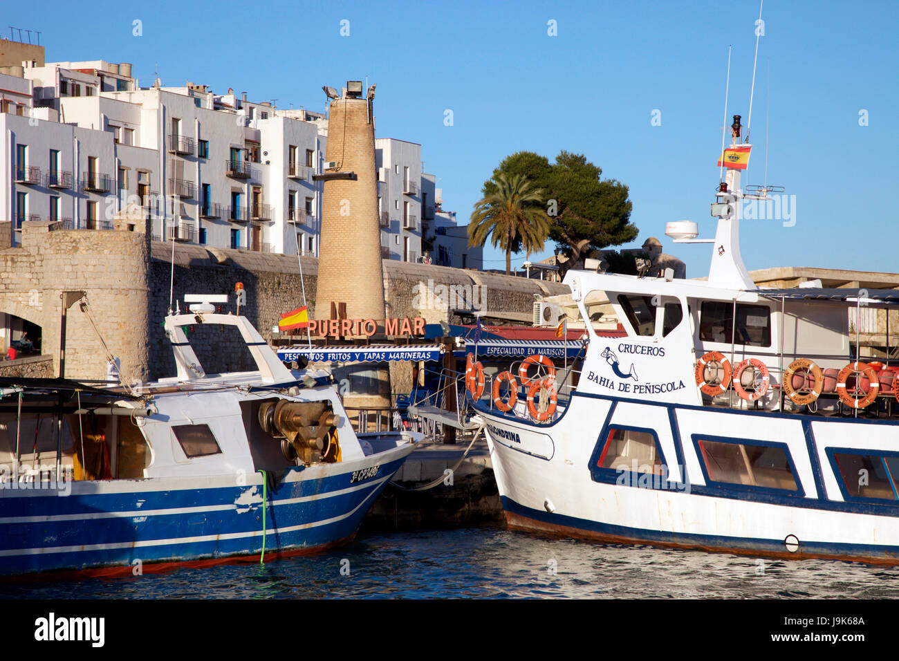 Peniscola Harbour mostra Puerto Mar, ristorante di pesce e frutti di mare Foto Stock