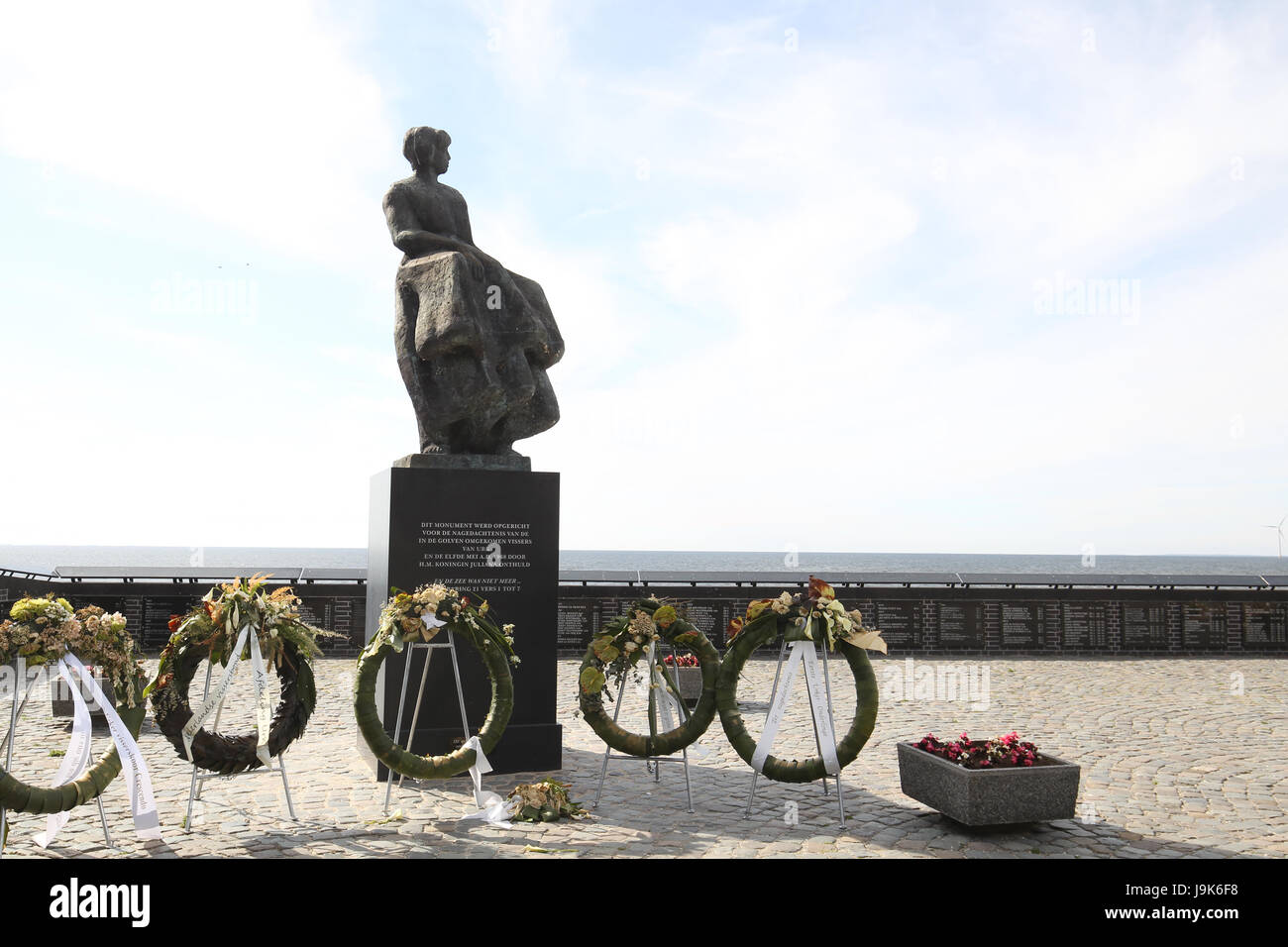 Memorial situato in Urk, Paesi Bassi, un omaggio a tutti gli uomini che sono morti in mare. Le placche sulla parete elenca gli uomini nell'anno in cui sono stati persi. Foto Stock
