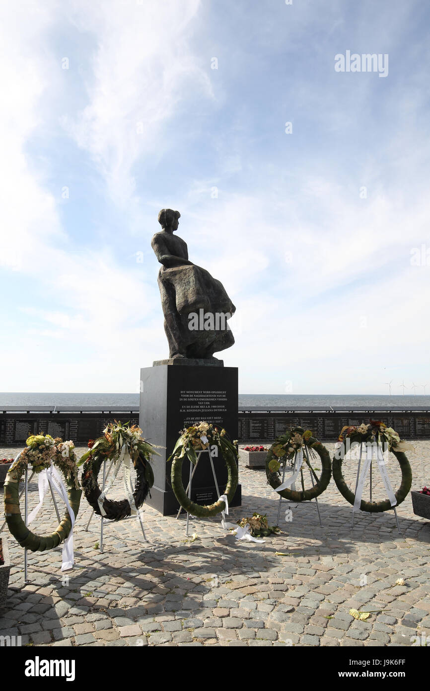 Memorial situato in Urk, Paesi Bassi, un omaggio a tutti gli uomini che sono morti in mare. Le placche sulla parete elenca gli uomini nell'anno in cui sono stati persi. Foto Stock