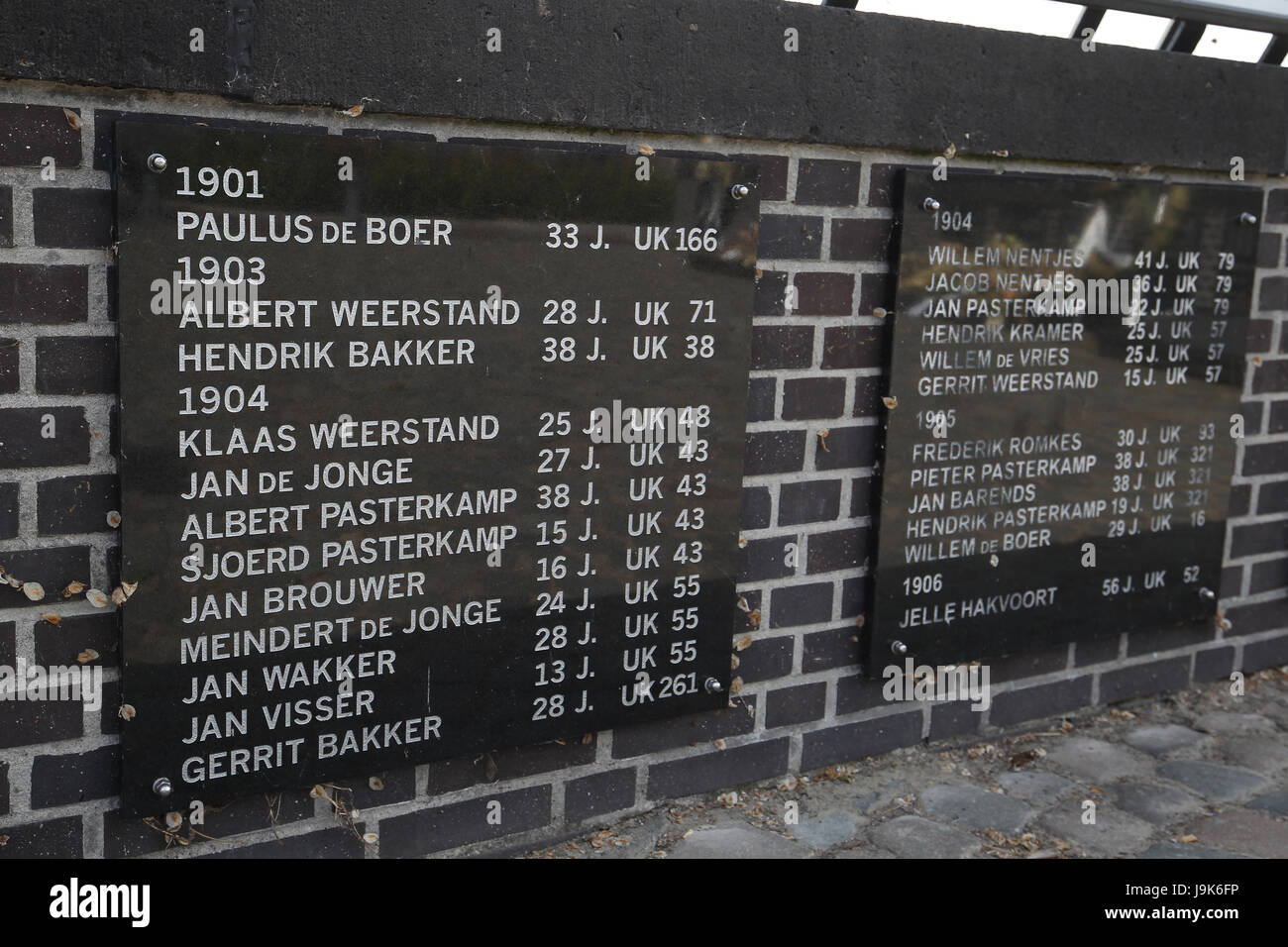 Memorial situato in Urk, Paesi Bassi, un omaggio a tutti gli uomini che sono morti in mare. Le placche sulla parete elenca gli uomini nell'anno in cui sono stati persi. Foto Stock