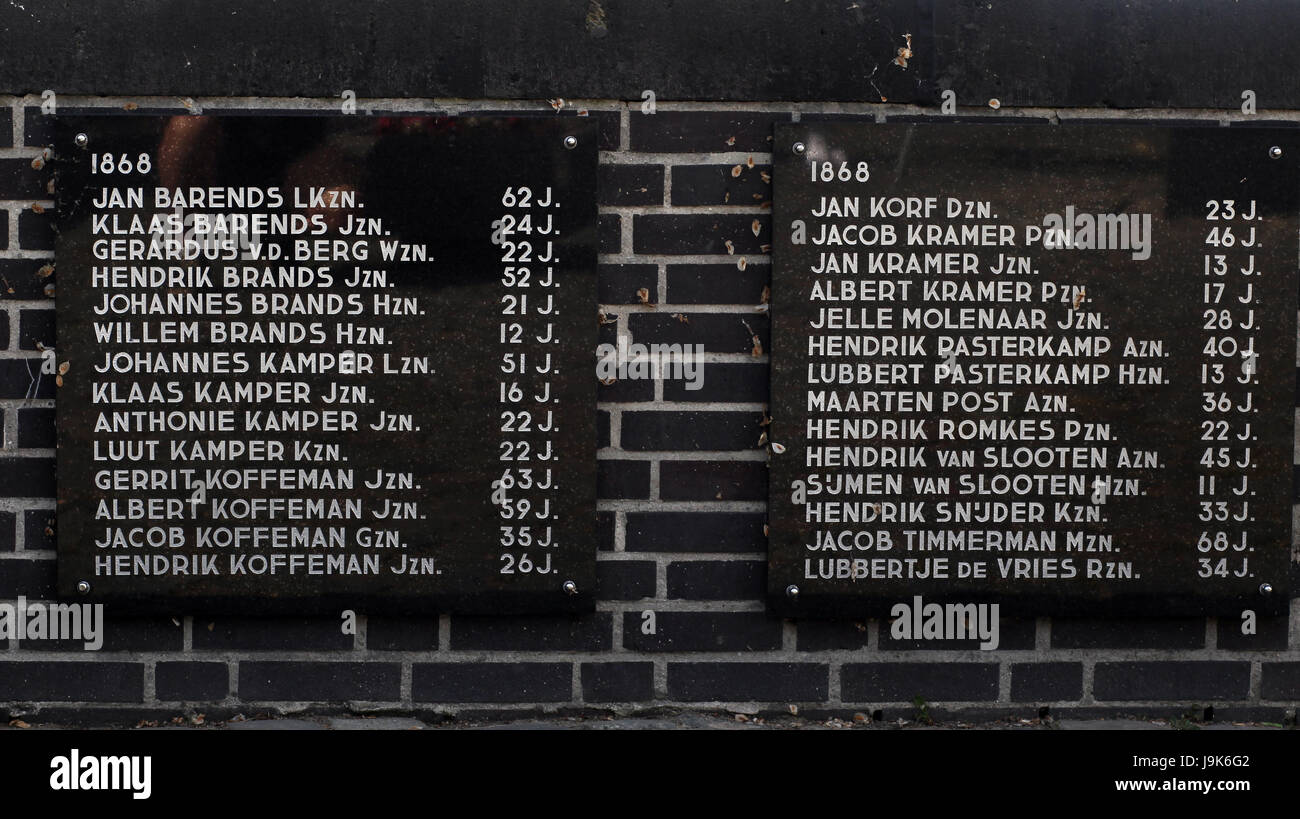 Memorial situato in Urk, Paesi Bassi, un omaggio a tutti gli uomini che sono morti in mare. Le placche sulla parete elenca gli uomini nell'anno in cui sono stati persi. Foto Stock