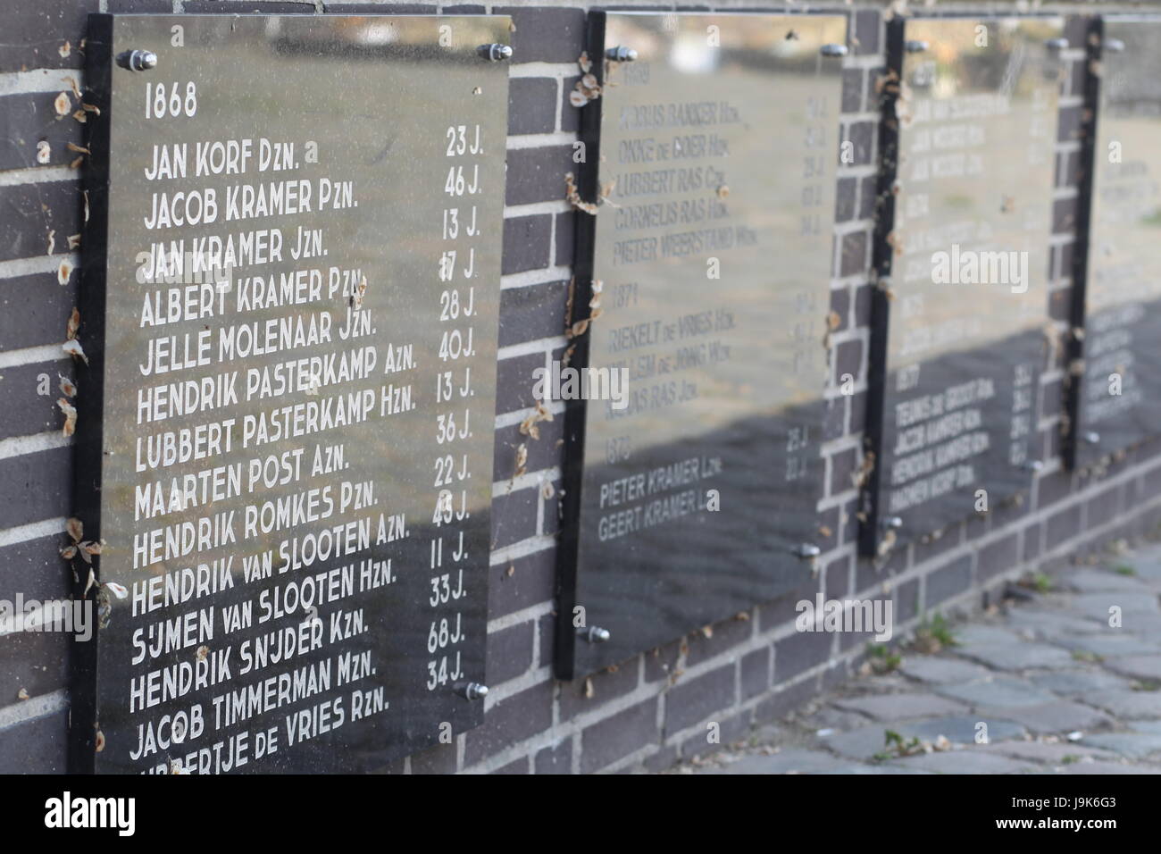Memorial situato in Urk, Paesi Bassi, un omaggio a tutti gli uomini che sono morti in mare. Le placche sulla parete elenca gli uomini nell'anno in cui sono stati persi. Foto Stock