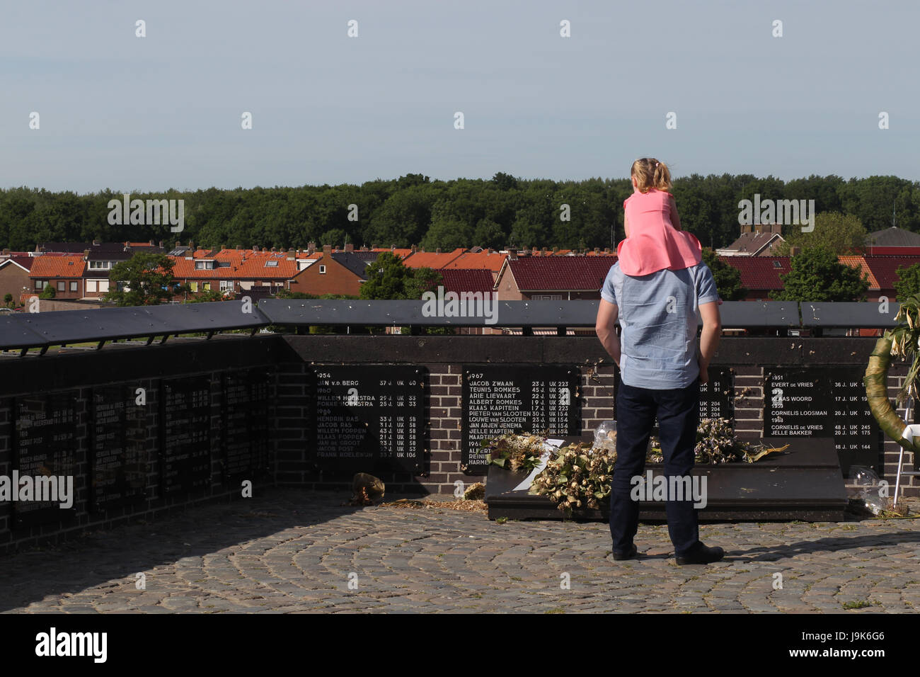 Memorial situato in Urk, Paesi Bassi, un omaggio a tutti gli uomini che sono morti in mare. Le placche sulla parete elenca gli uomini nell'anno in cui sono stati persi. Foto Stock