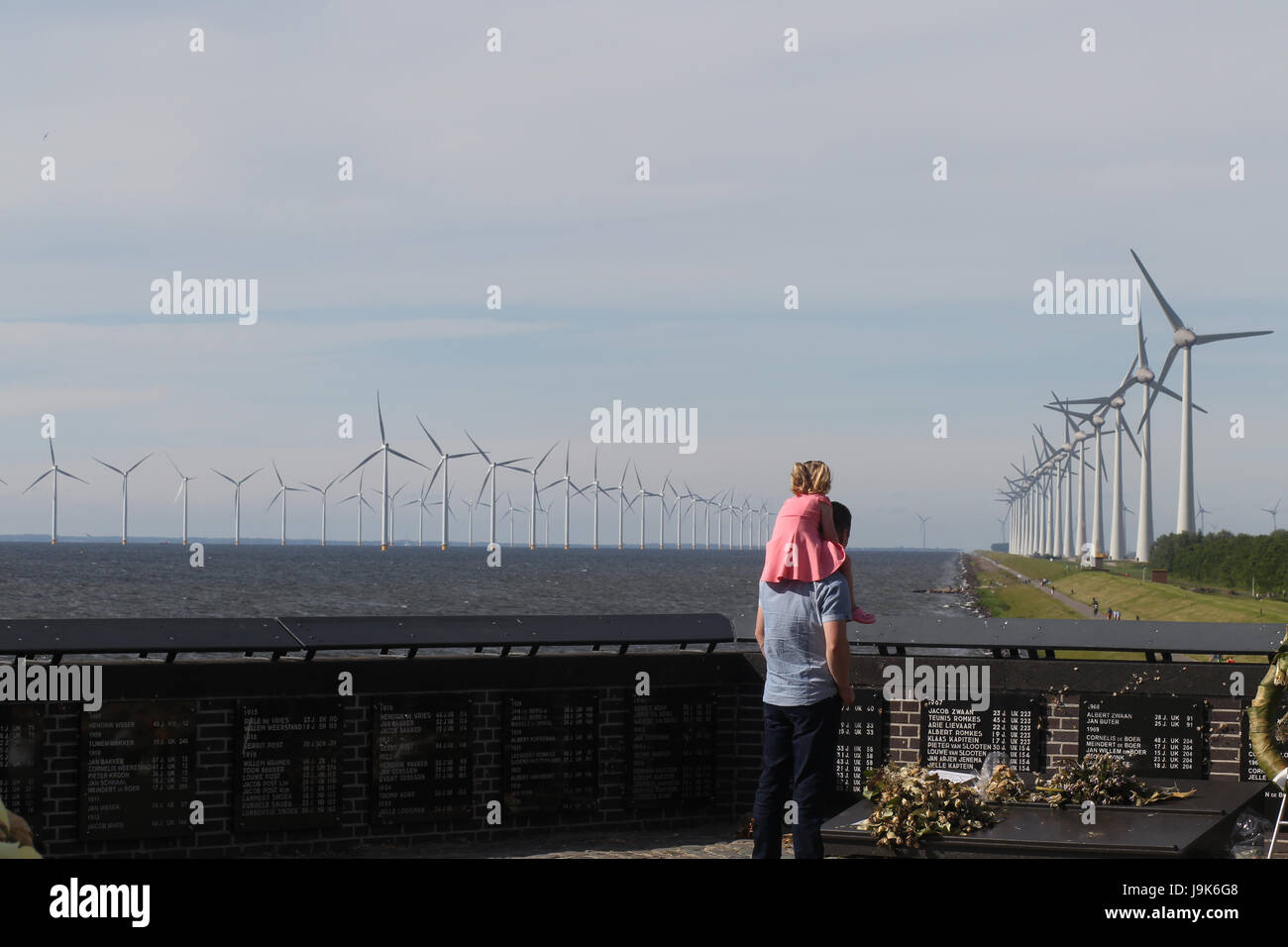 Memorial situato in Urk, Paesi Bassi, un omaggio a tutti gli uomini che sono morti in mare. Le placche sulla parete elenca gli uomini nell'anno in cui sono stati persi. Foto Stock
