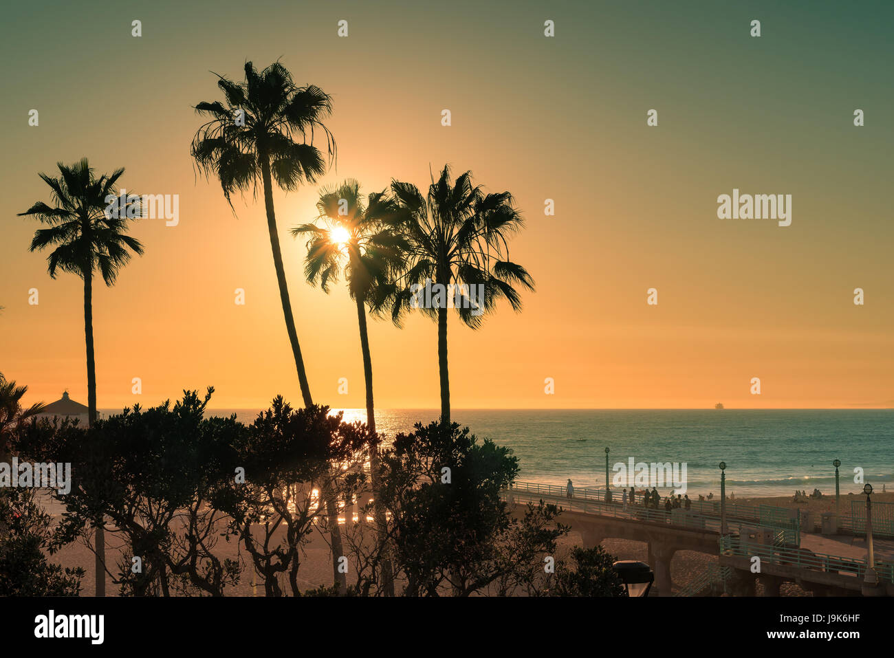 Palme sulla Spiaggia di Manhattan al tramonto, California. Foto Stock