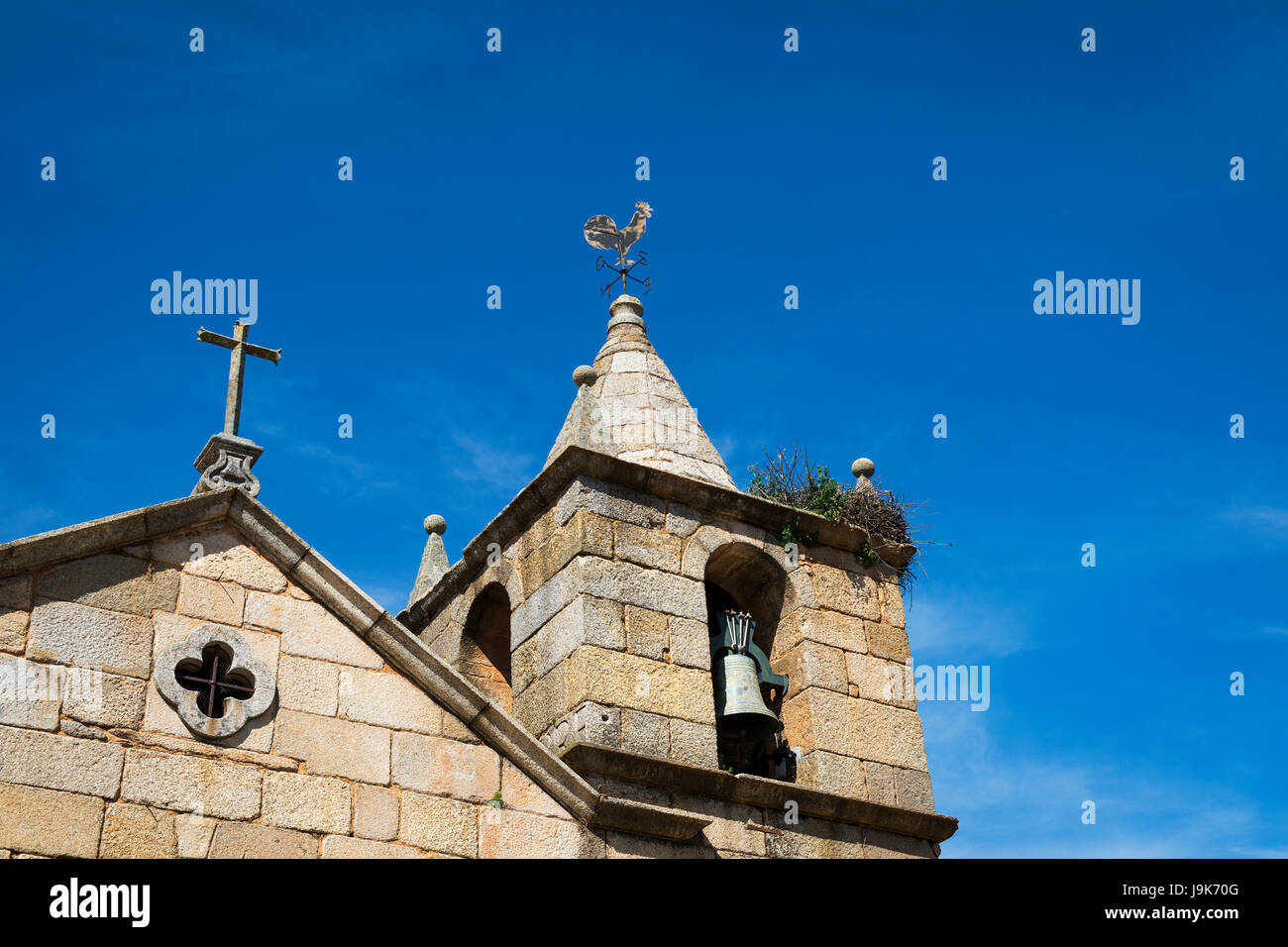 Dettaglio del campanile della chiesa del villaggio storico di Idanha a Velha in Portogallo Foto Stock