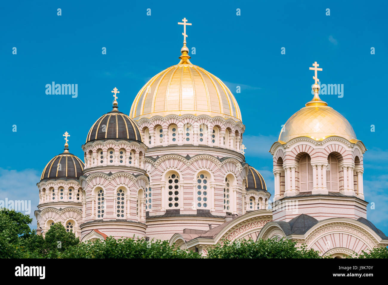 Riga Natività di Cristo - la cattedrale famosa chiesa e punto di riferimento. Giallo oro su cupole blu cielo soleggiato Background a stagione estiva Foto Stock