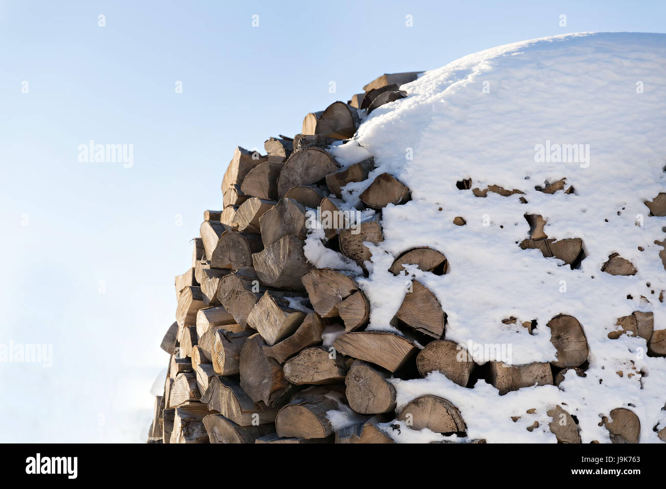 Primo piano di legna da ardere spaccati con neve, spazio di copia Foto Stock