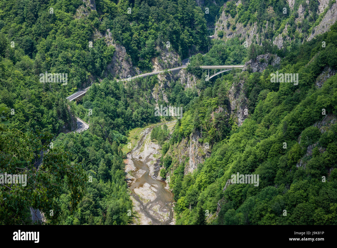 Transfagarasan road vista dal castello di Poenari anche chiamato Cittadella Poenari sull altopiano del Monte Cetatea, Romania, uno dei principali Vlad III Impalatore fortezza Foto Stock