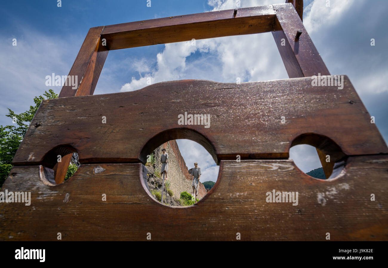 Scorte e impalement scena nella parte anteriore del castello di Poenari sull altopiano del Monte Cetatea, Romania, uno dei principali fortezza di Vlad III Impalatore Foto Stock