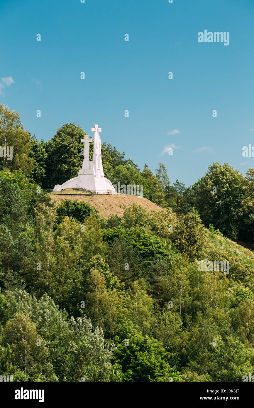 Vilnius, Lituania. Famoso monumento bianco Tre Croci sul fosco Hill, ricoperta da una lussureggiante vegetazione in estate, cielo blu Foto Stock