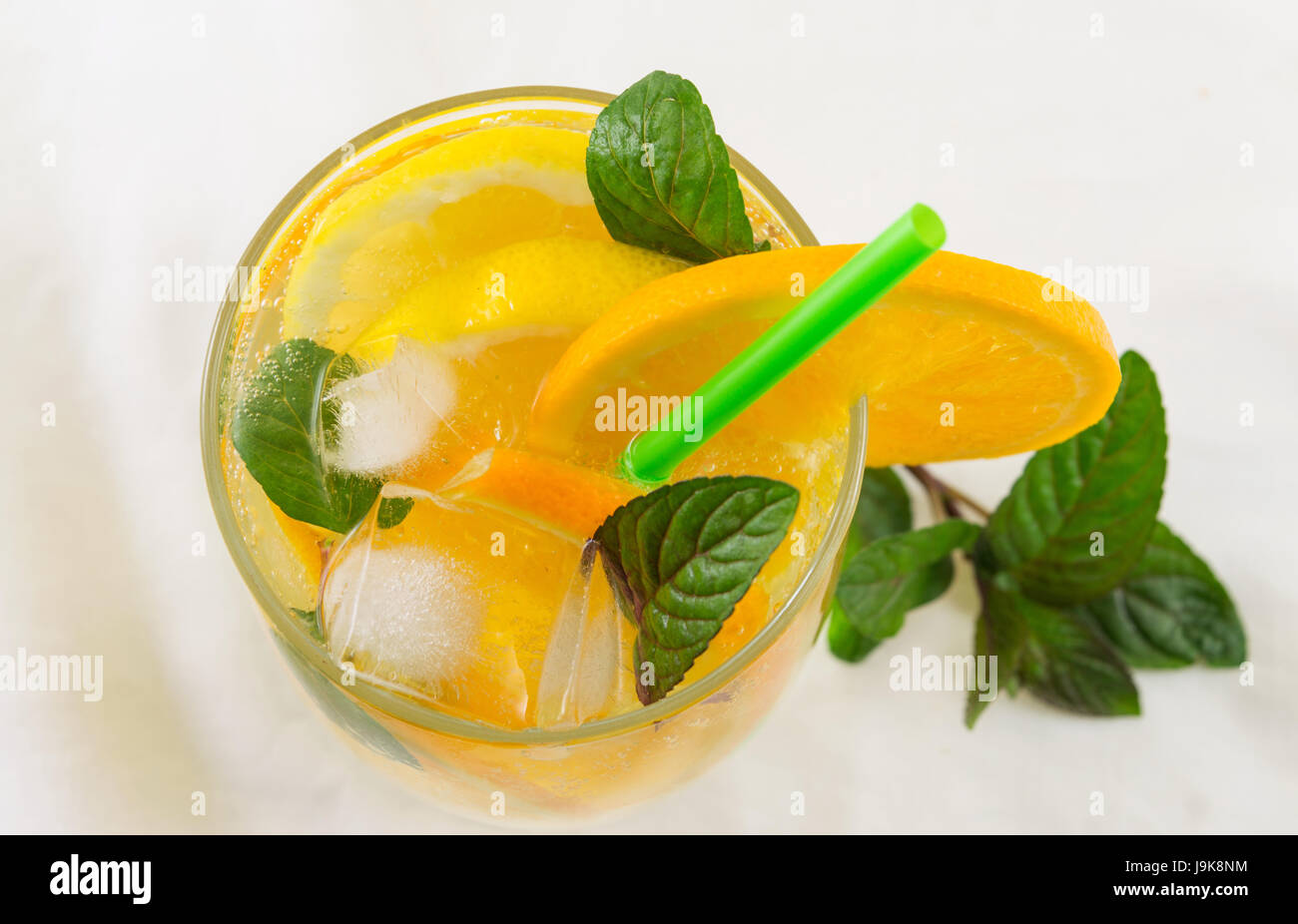 Arancione e acqua frizzante drink in un bicchiere Foto Stock