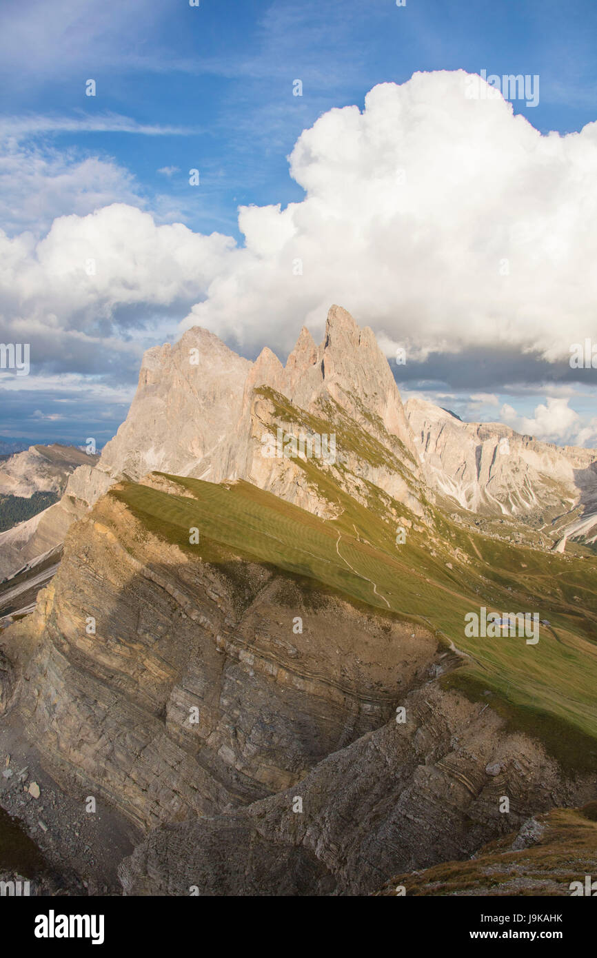Cielo blu e nuvole sulle cime rocciose delle Odle mountain range visto dal Seceda Val Gardena Trentino Alto Adige Italia Europa Foto Stock