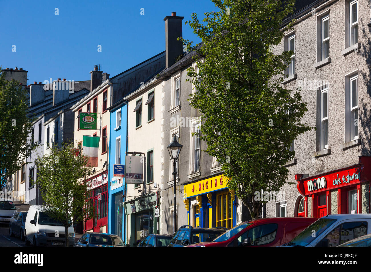 L'Irlanda, nella contea di Mayo, Westport, edifici su Bridge Street Foto Stock