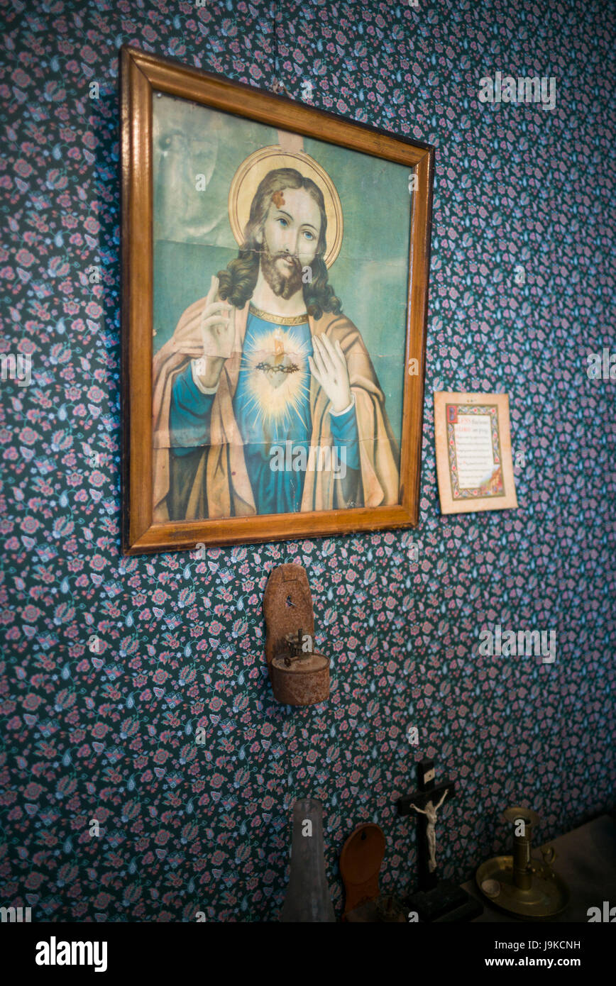 Irlanda, County Limerick, città di Limerick, Frank McCourt Museum, replica della famiglia McCourt home, la pittura religiosa di Gesù e del Sacro Cuore Foto Stock