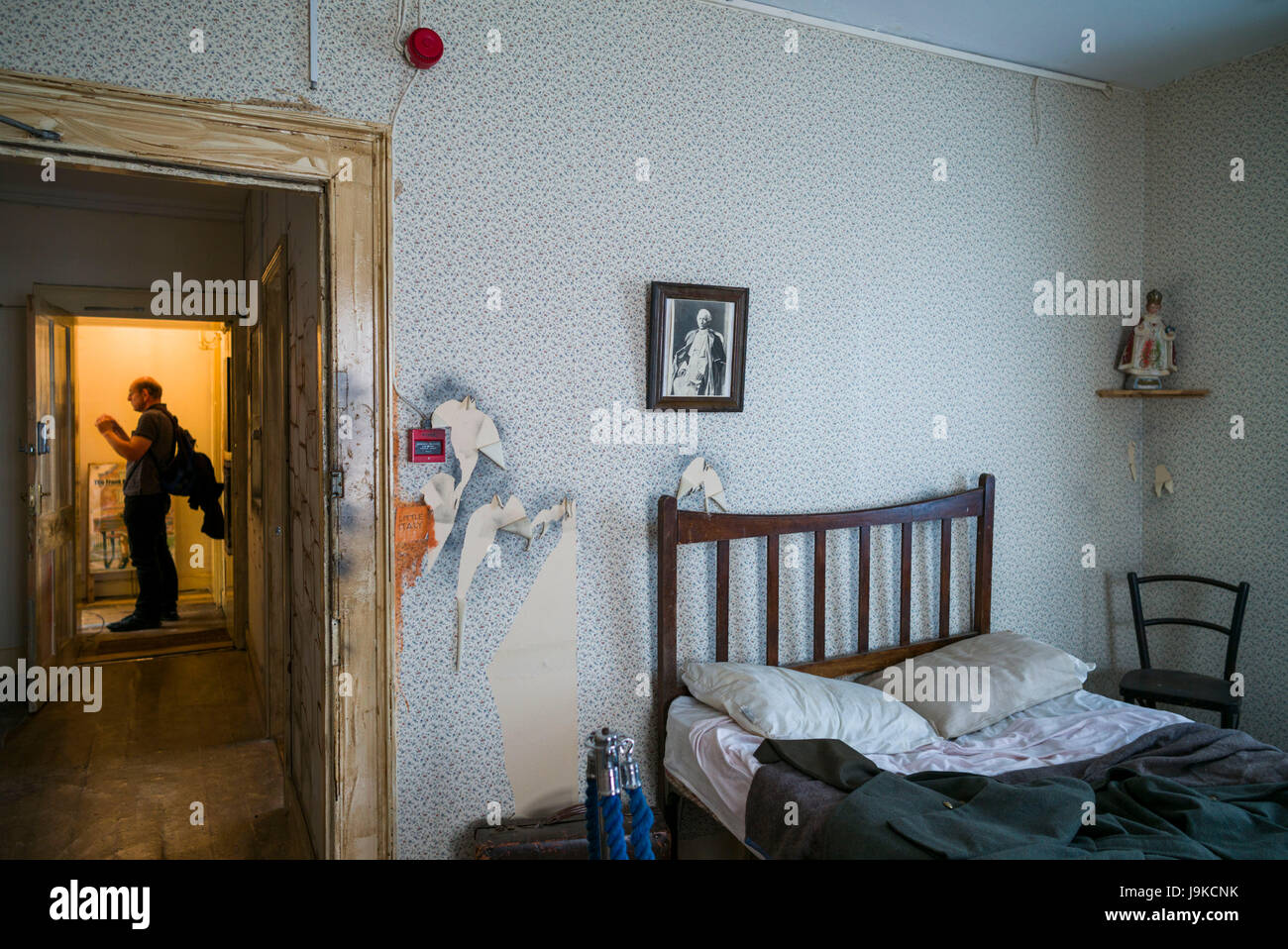 Irlanda, County Limerick, città di Limerick, Frank McCourt Museum, replica della famiglia McCourt home, interno Foto Stock